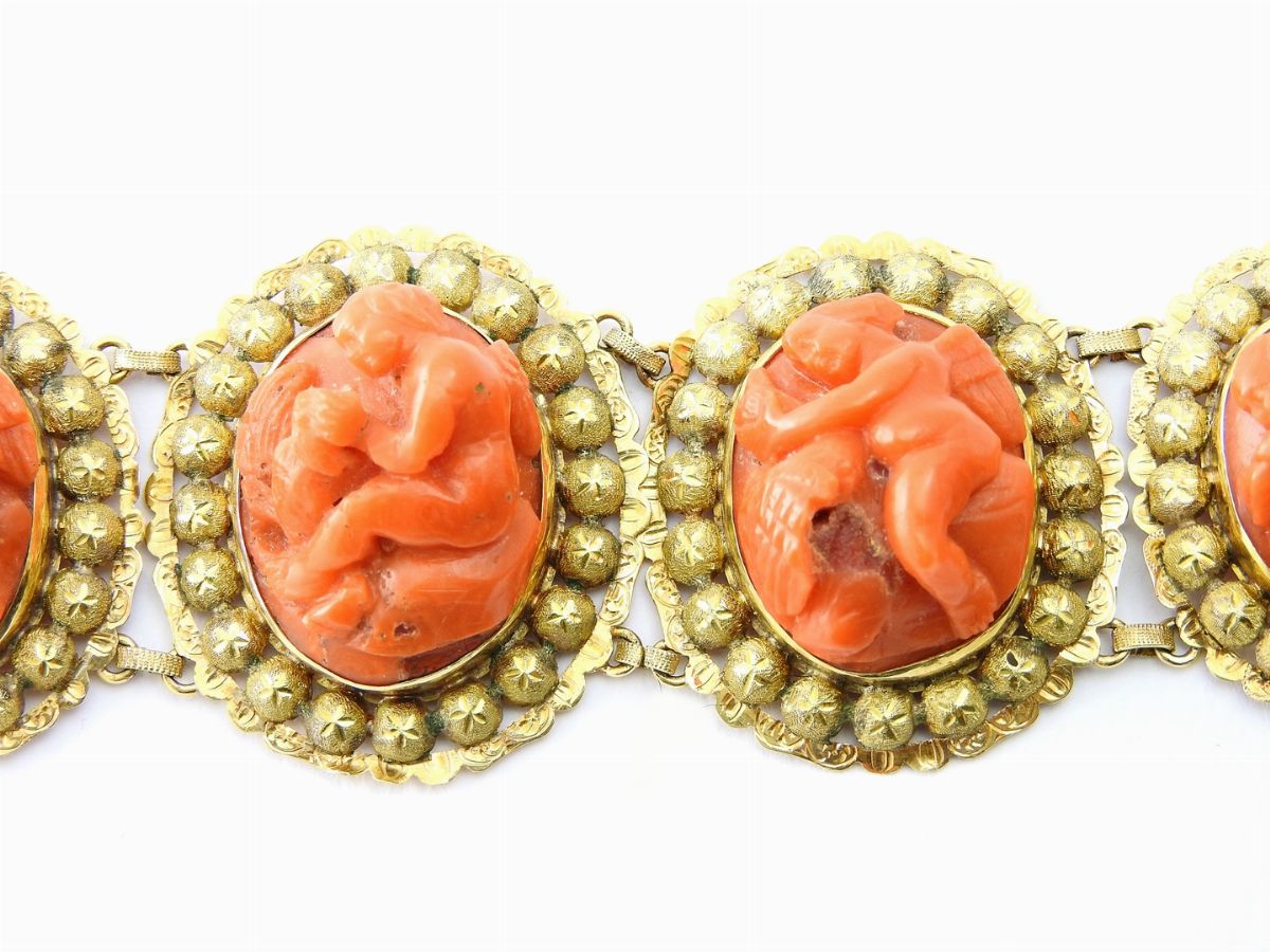 Parure in Oro Giallo e Cammei Ad Altorilievo in Corallo Rosso
