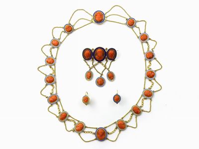 Parure in Oro Giallo, Metallo, Smalti e Cammei di Corallo