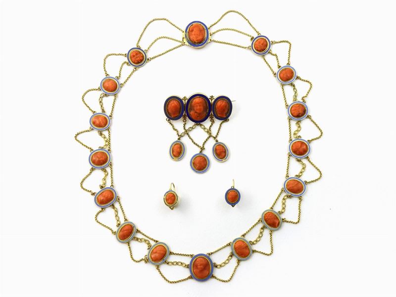 Parure in Oro Giallo, Metallo, Smalti e Cammei di Corallo