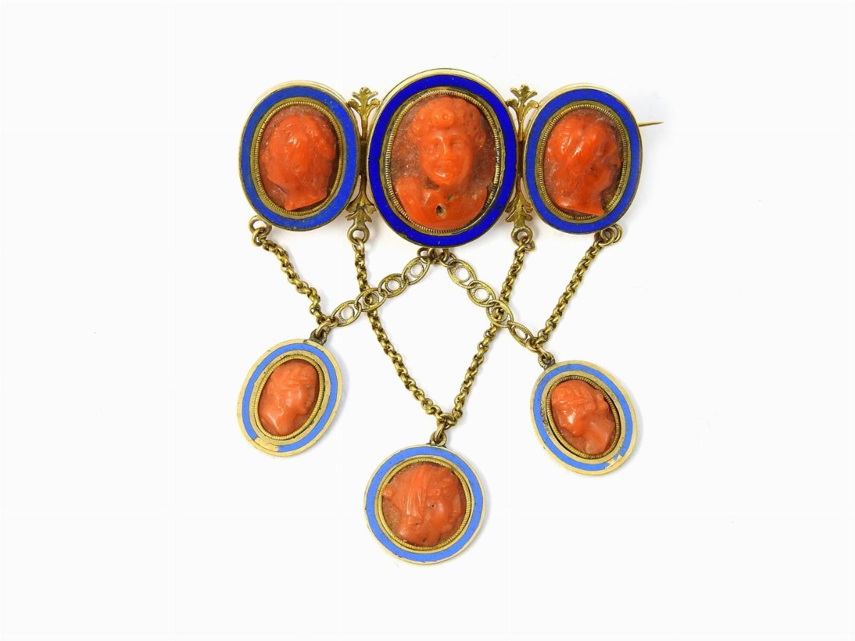 Parure in Oro Giallo, Metallo, Smalti e Cammei di Corallo