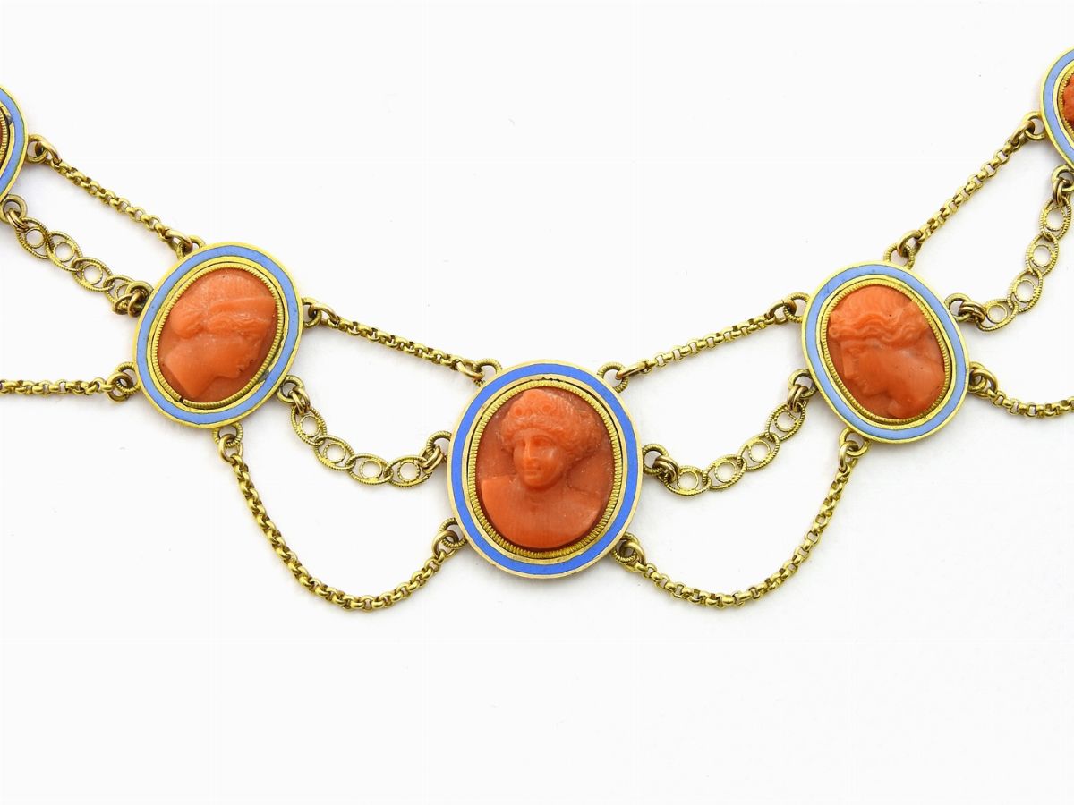 Parure in Oro Giallo, Metallo, Smalti e Cammei di Corallo
