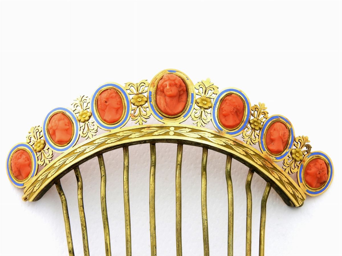 Parure in Oro Giallo, Metallo, Smalti e Cammei di Corallo