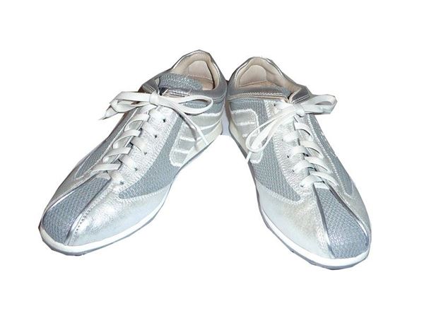 Paio di scarpe da ginnastica in pelle bianca e tessuto tecnico grigio