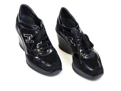 Un Paio di Sneakers in Camoscio Nero e Vernice