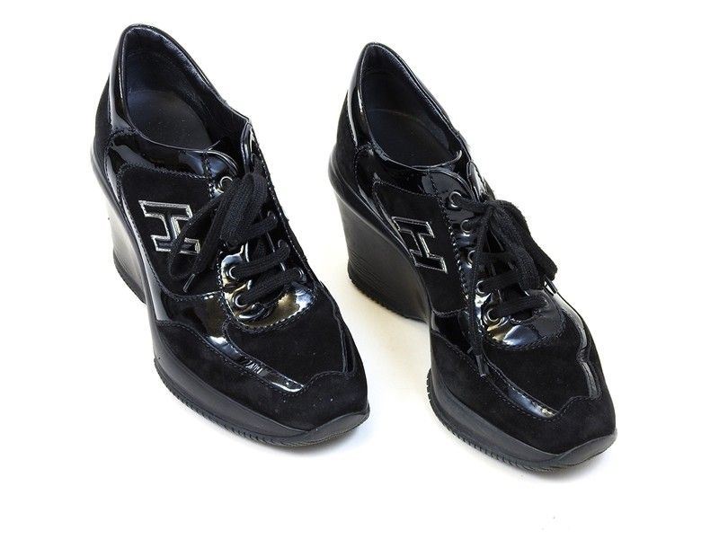 Un Paio di Sneakers in Camoscio Nero e Vernice