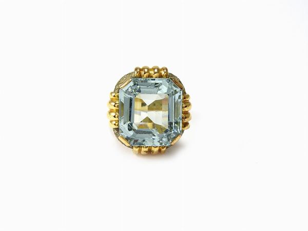 White and yellow gold ring with light blu glass