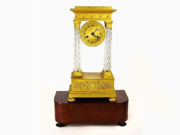 Orologio a tempietto in bronzo dorato