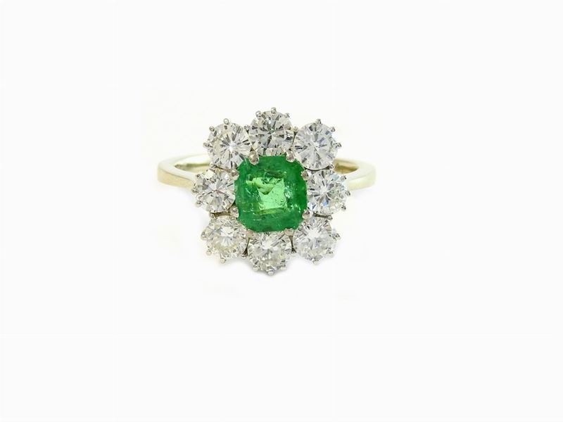 Anello a Margherita in Oro Bianco, Diamanti e Smeraldo
