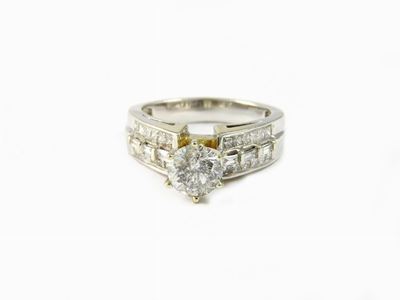 Anello Solitario in Oro Bianco e Diamanti