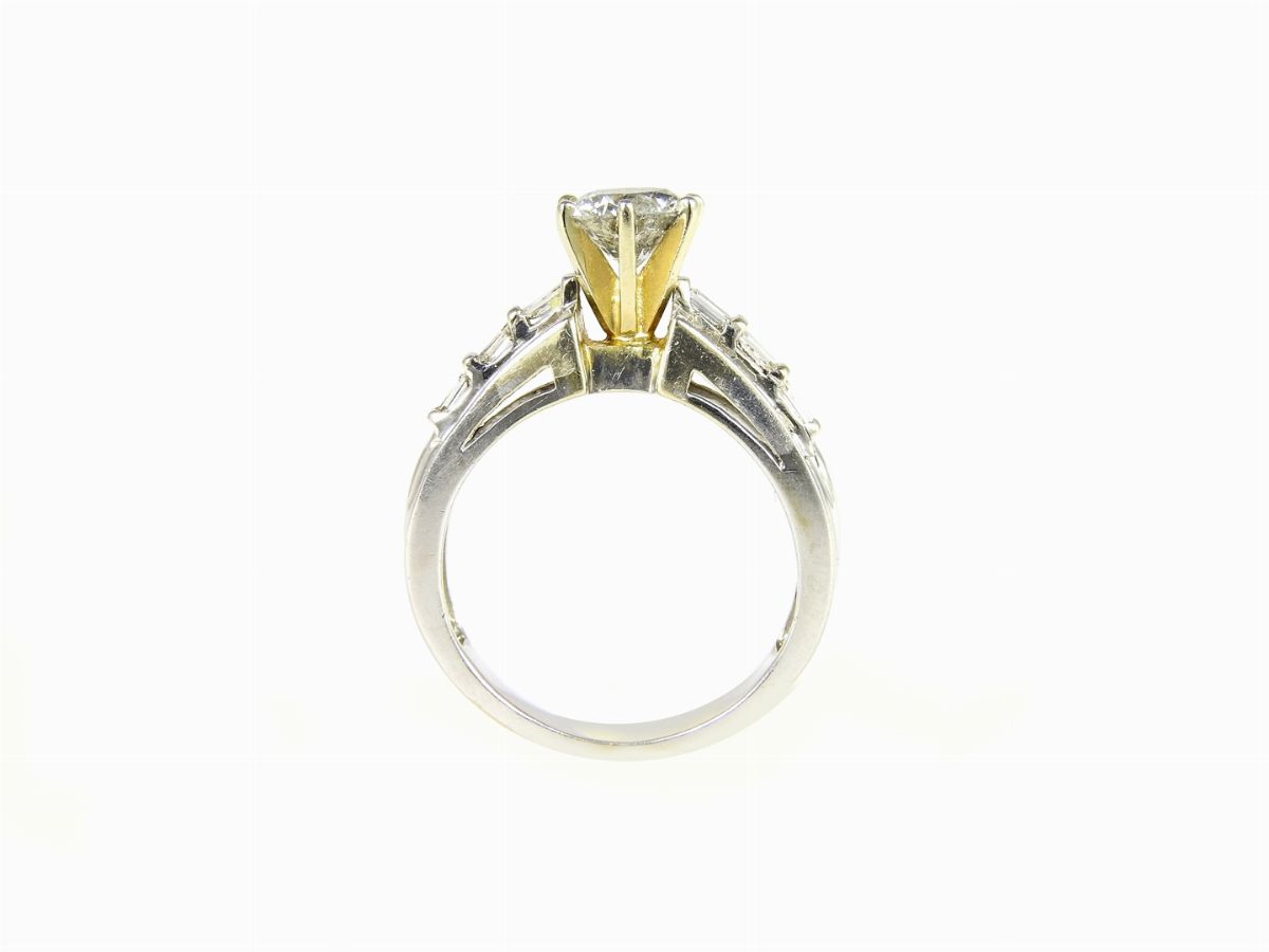 Anello Solitario in Oro Bianco e Diamanti