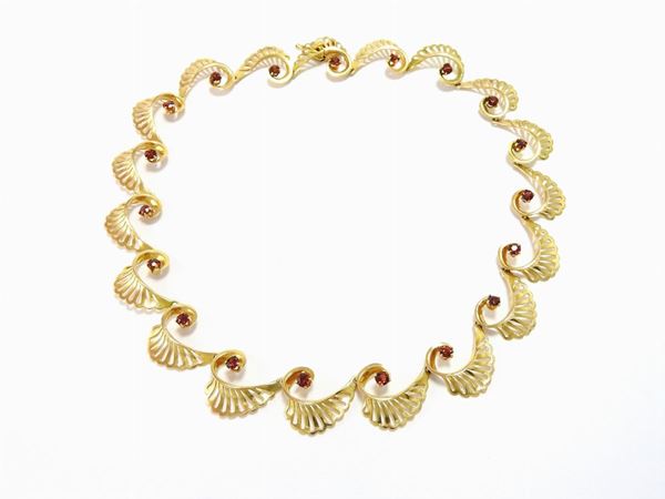Red gold and garnets wavy pattern necklace
