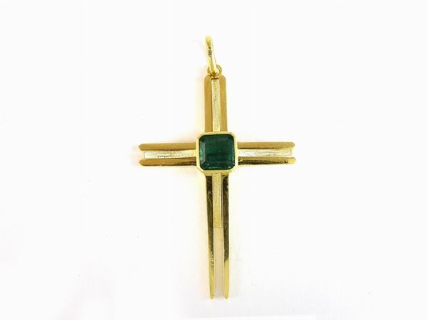 Croce in oro giallo con smeraldo