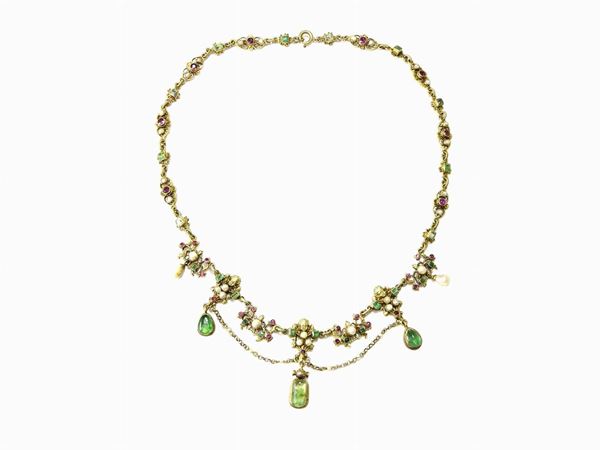 Collana in stile rinascimentale in oro giallo, smeraldi, rubini e perle
