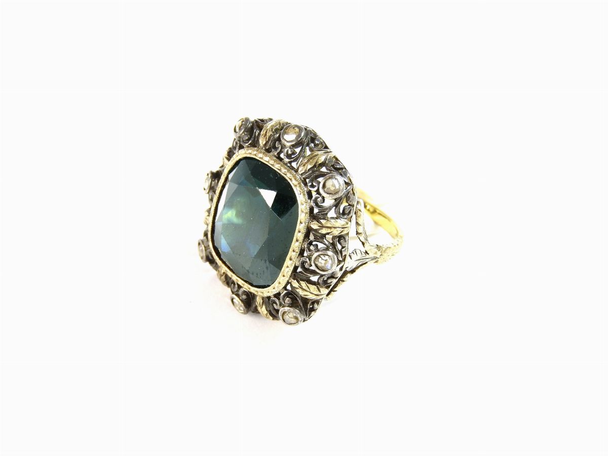 Anello in in Oro Giallo, Argento, Diamanti e Zaffiro