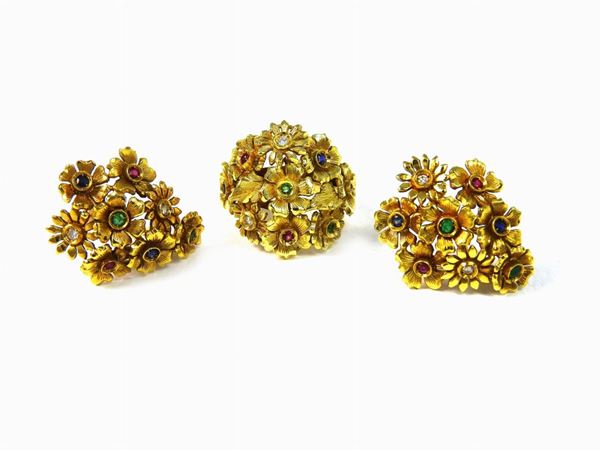 Parure of yellow gold floral motiv ring and earrings