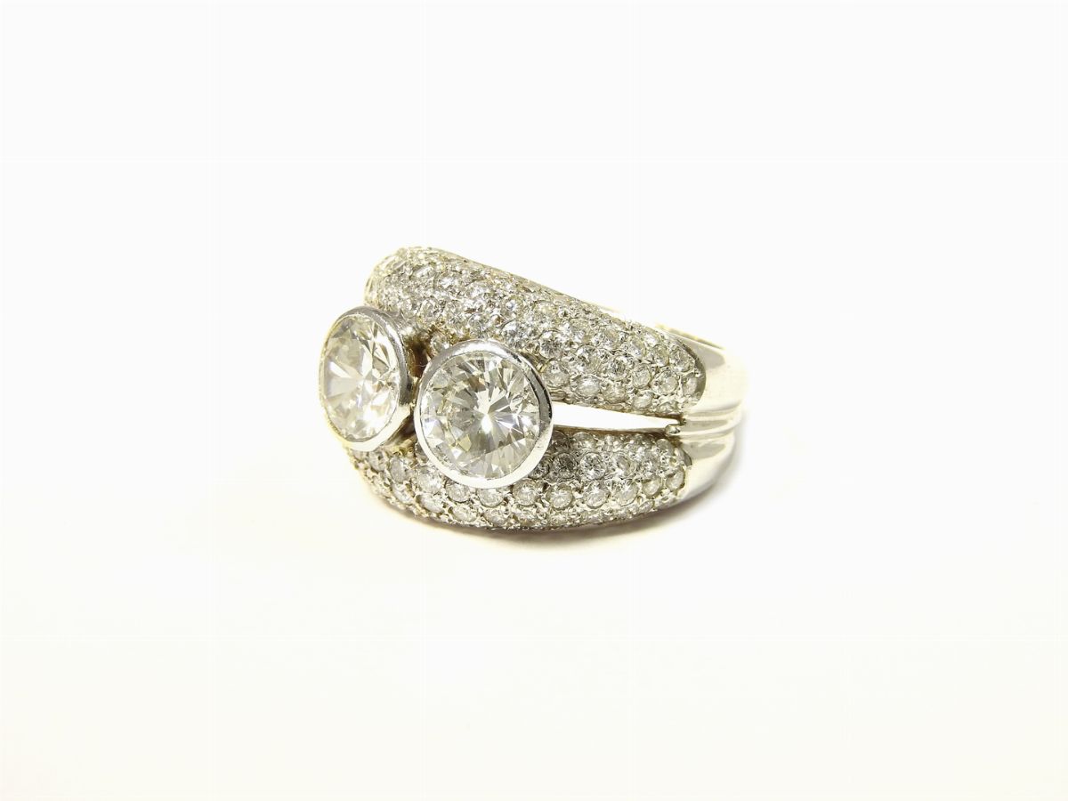 Anello a Doppia Fascia in Oro Bianco con Diamanti
