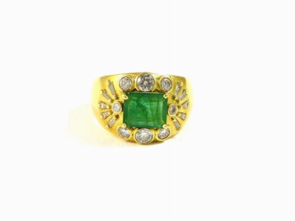 Yellow gold ring with diamonds and emerald