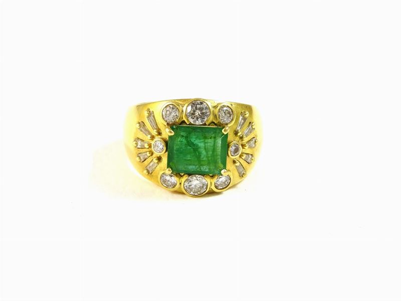 Anello in Oro Giallo, Diamanti e Smeraldo