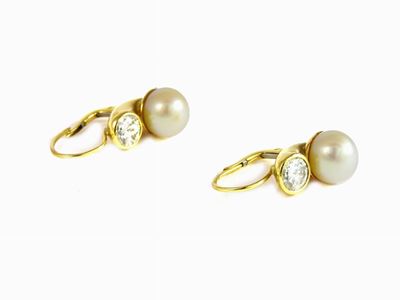 Paio di Orecchini in Oro Giallo con Diamanti e Perle Akoya