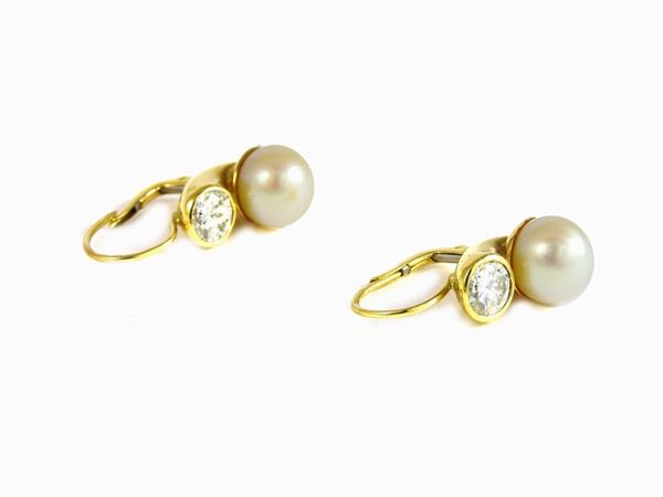Yellow gold earrings with diamonds and Akoya pearls