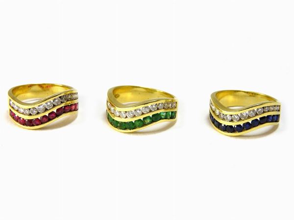 Tre anelli a onda in diamanti, rubini, zaffiri e smeraldi
