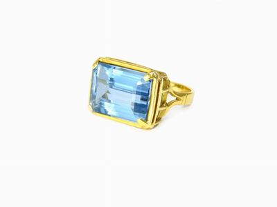 Anello in Oro Giallo e Topazio Azzurro