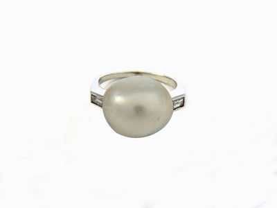 Anello in Oro Bianco con Perla Barocca Naturale