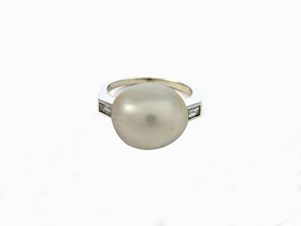 Anello in oro bianco con perla barocca naturale