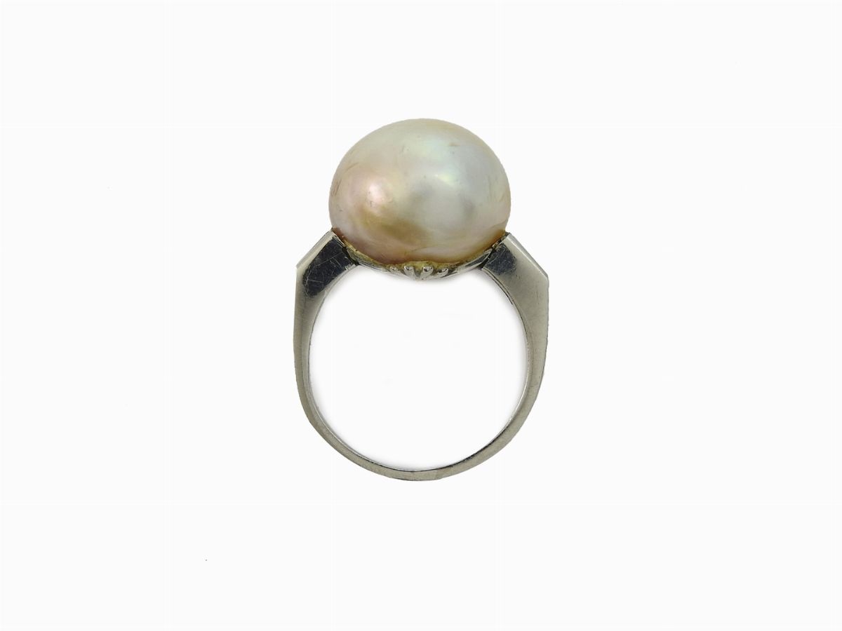 Anello in Oro Bianco con Perla Barocca Naturale