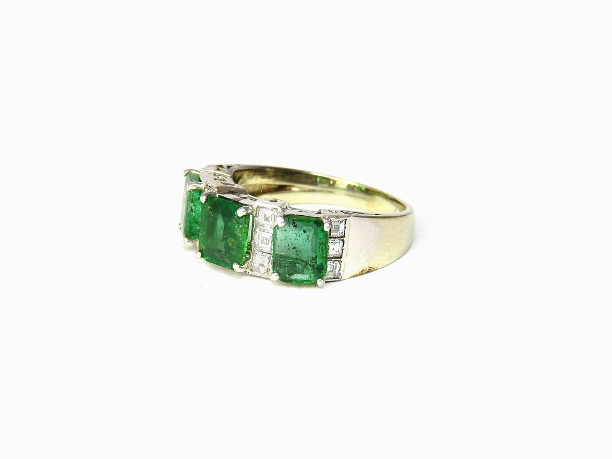 Anello in Oro Bianco, Diamanti e Smeraldi