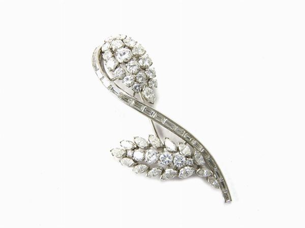 Platinum floral motiv brooch set with brilliant