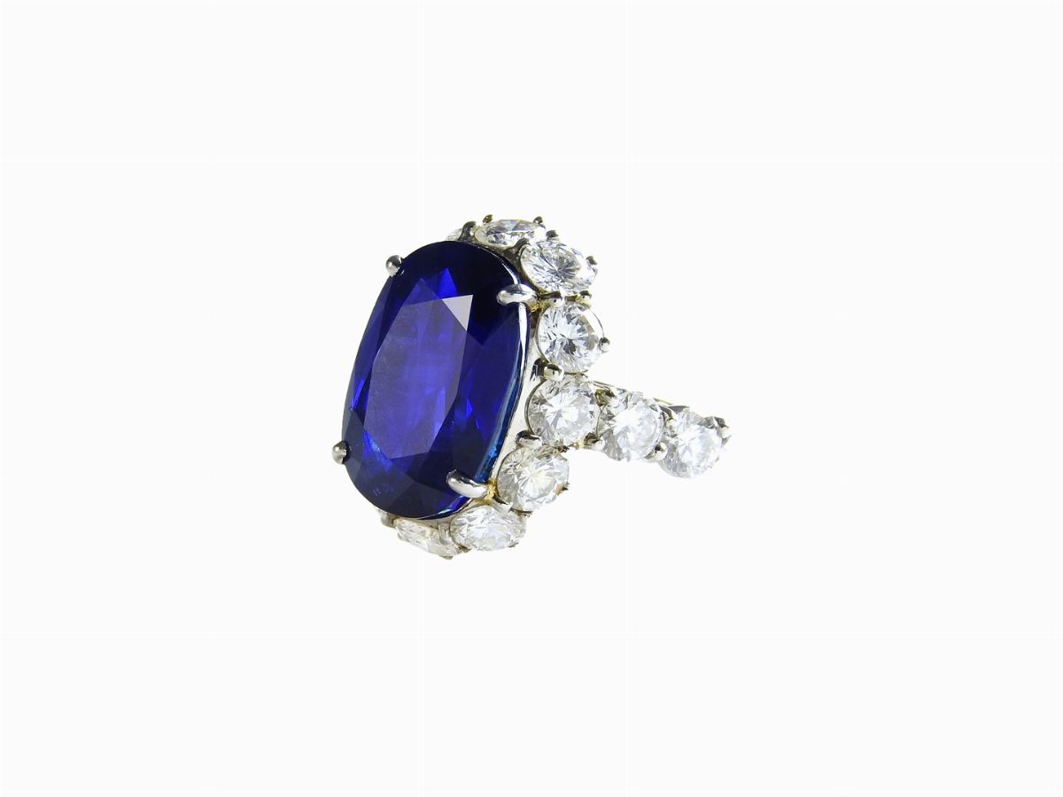 Importante Anello in Platino, Zaffiro Birmano e Diamanti
