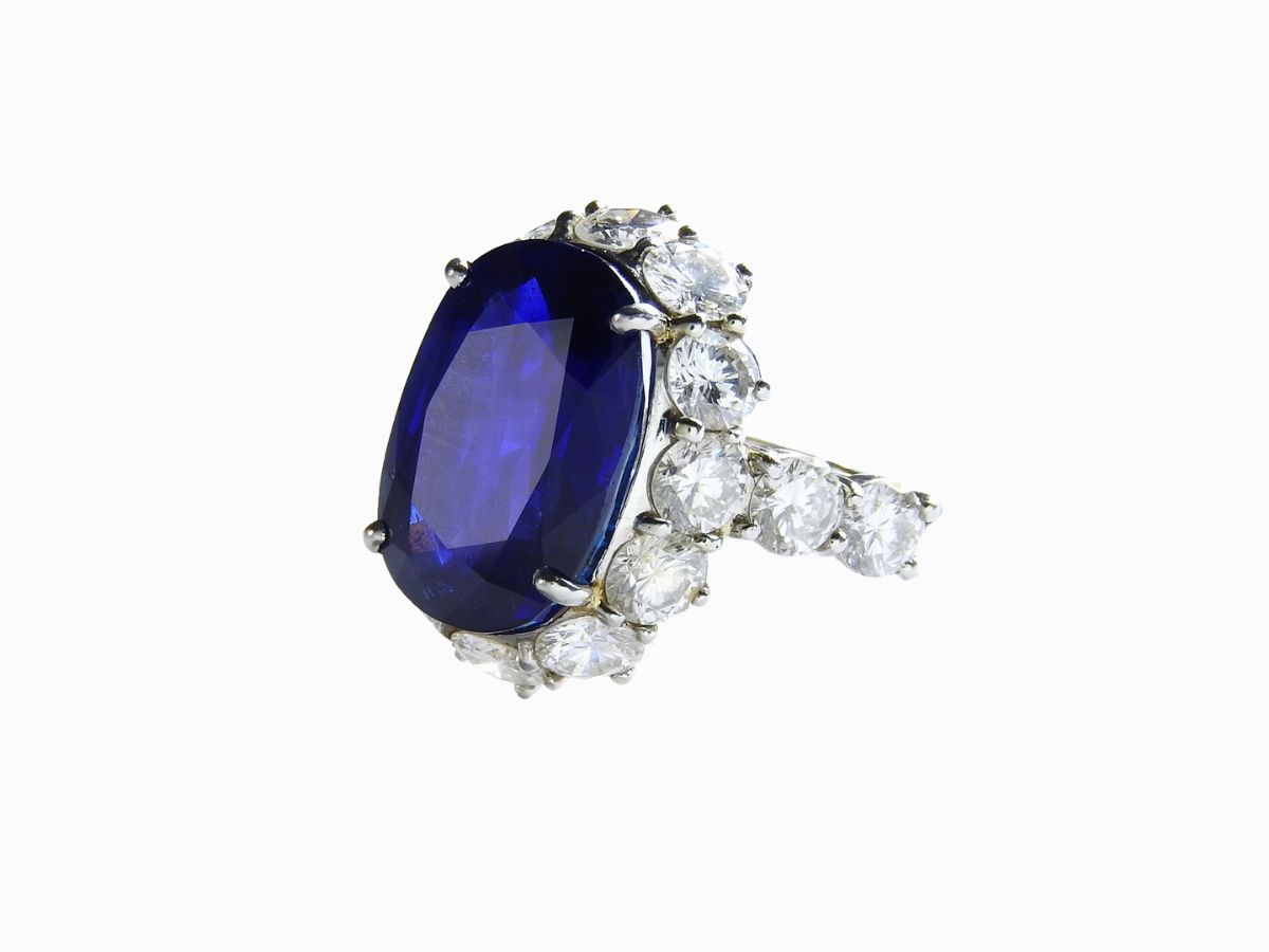 Importante Anello in Platino, Zaffiro Birmano e Diamanti