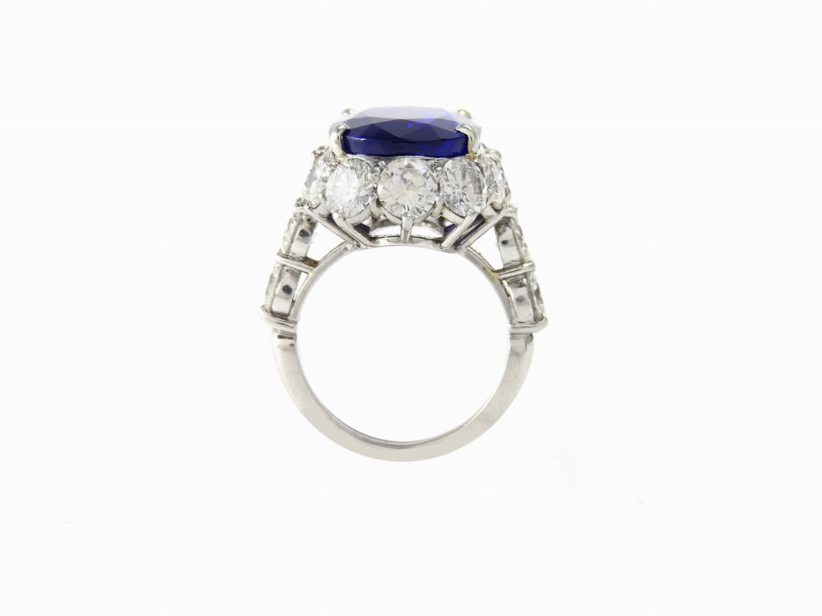 Importante Anello in Platino, Zaffiro Birmano e Diamanti