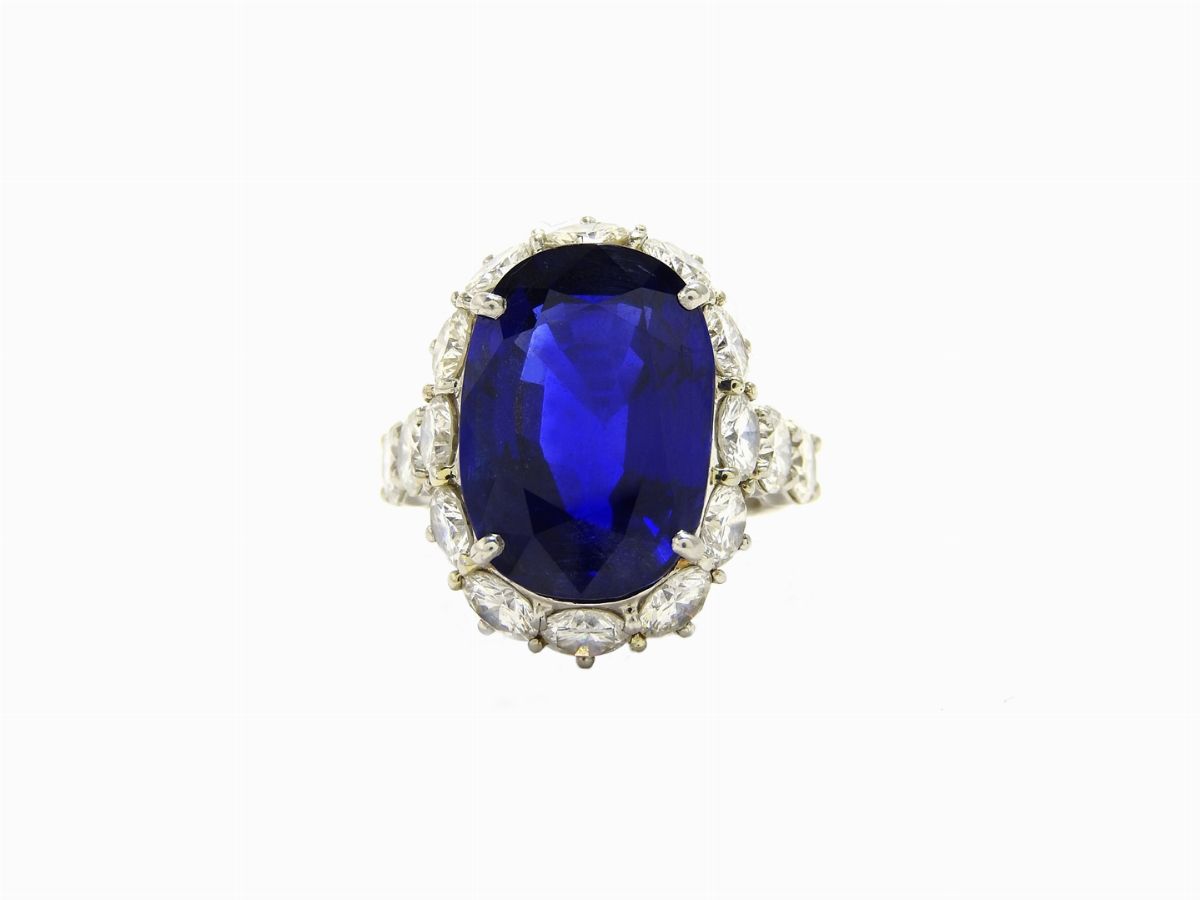 Importante Anello in Platino, Zaffiro Birmano e Diamanti