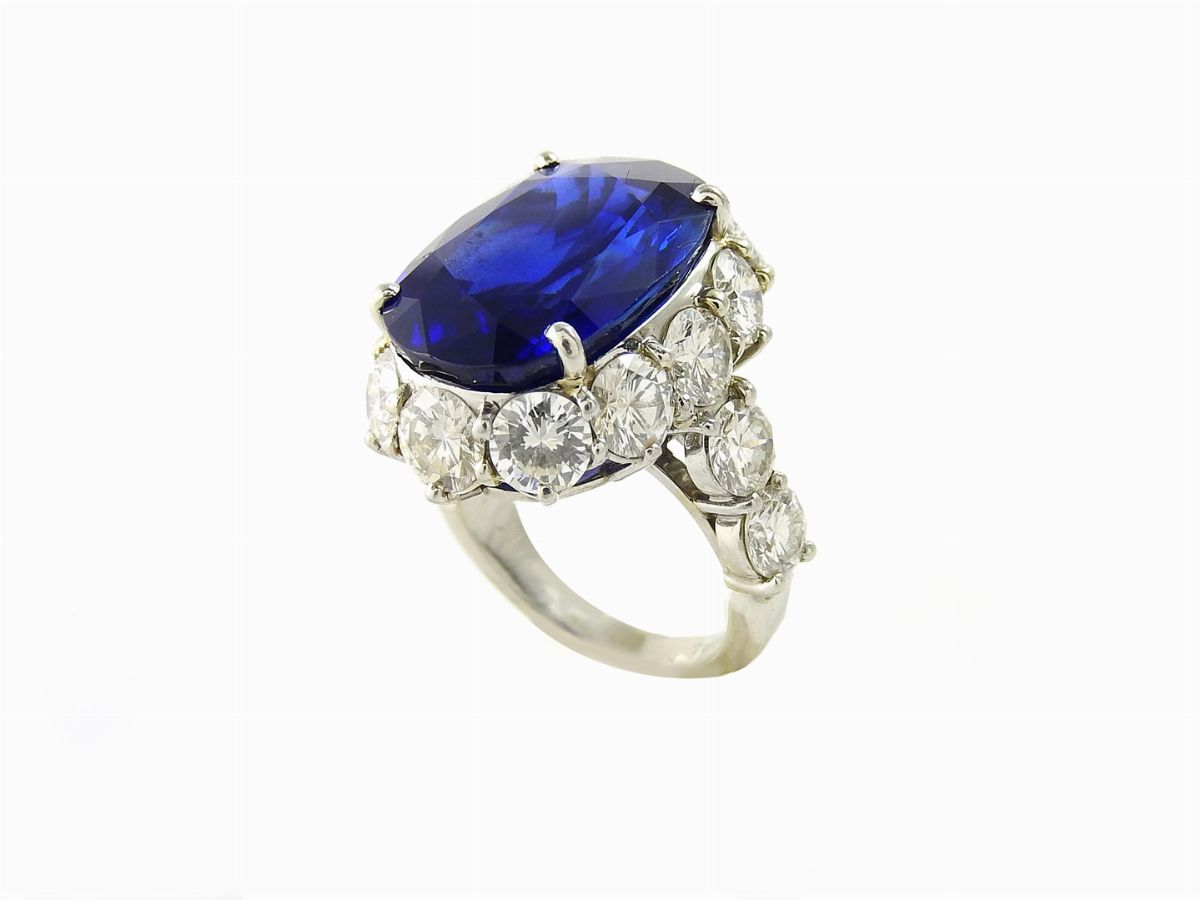 Importante Anello in Platino, Zaffiro Birmano e Diamanti