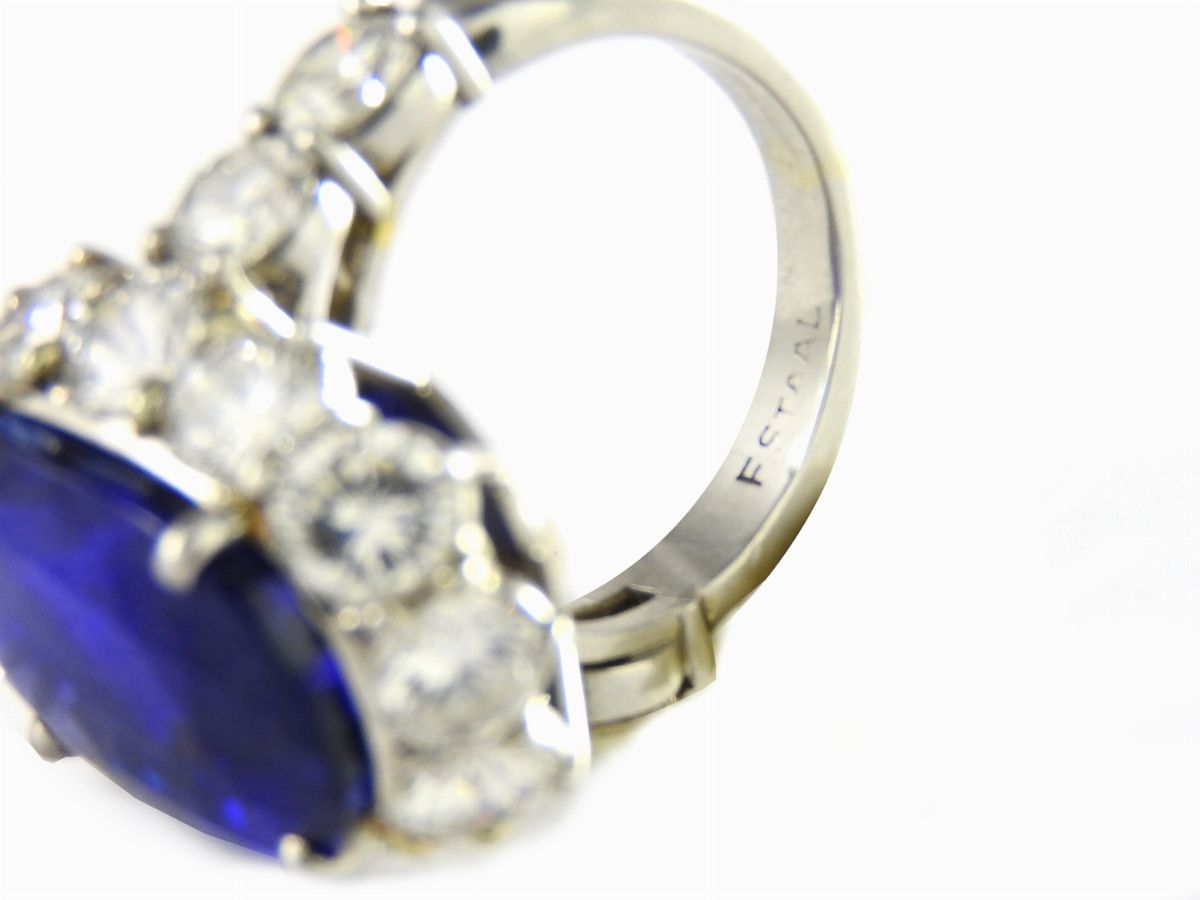 Importante Anello in Platino, Zaffiro Birmano e Diamanti