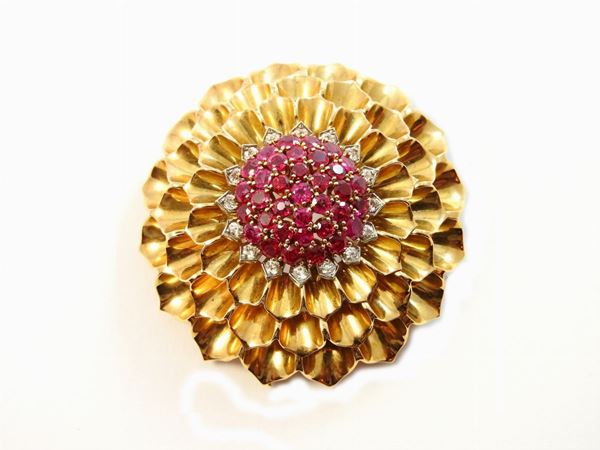 14 Kt yellow gold floral motiv brooch set with diamonds