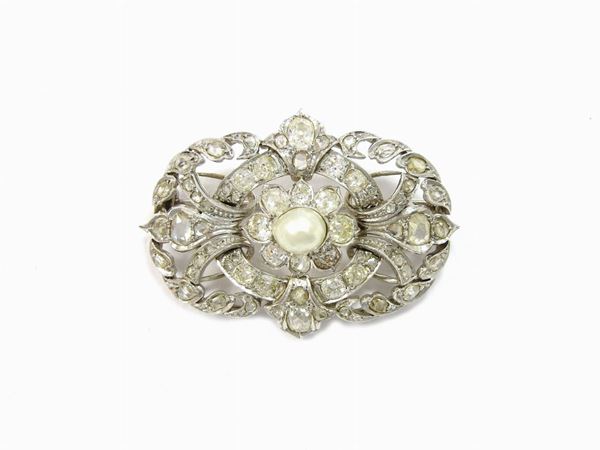 Gold brooch set with old and rose cut diamonds and pearl