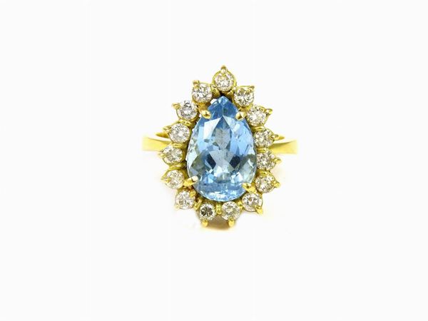 Yellow gold daisy ring with pear shape cut aquamarine and brilliant cut diamonds