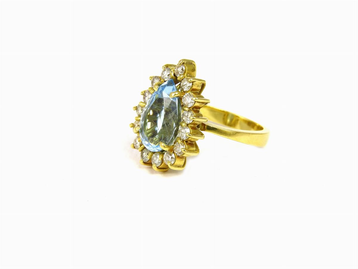 Anello a Margherita in Oro Giallo con Acquamarina e Diamanti
