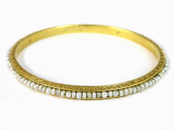 Gold bracelet with natural pearls