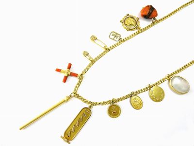 Catena Charms in Oro Giallo con Pendagli in Oro Giallo, Diamanti, Corallo e Pietra di Luna