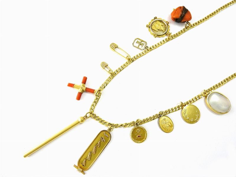 Catena Charms in Oro Giallo con Pendagli in Oro Giallo, Diamanti, Corallo e Pietra di Luna