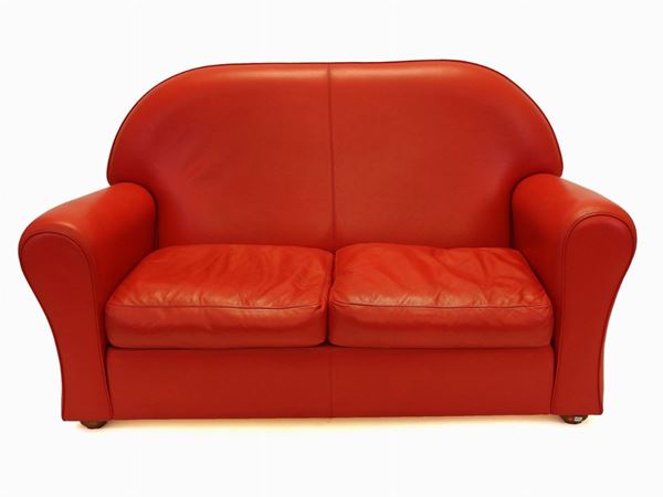 Coppia di divani a due posti in pelle rossa