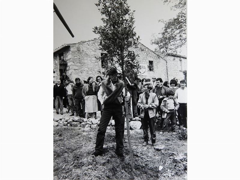 Joseph Beuys - L'artista Pianta la Quercia - Piantagione Paradise in Bolognano Pescara 1984