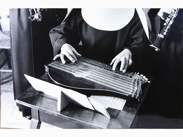 Pepi Merisio : Suora che suona la cetra da tavolo 1970  - Asta Un viaggio nella Fotografia d'autore - Maison Bibelot - Casa d'Aste Firenze - Milano