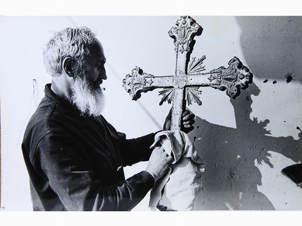 Pepi Merisio : Il monaco e la croce 1973  - Asta Fotografie del Novecento - Maison Bibelot - Casa d'Aste Firenze - Milano