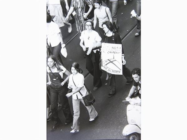 Vezio Sabatini : Femministe in corteo 1977  ((1939-1995))  - Asta Un viaggio nella Fotografia d'autore - Maison Bibelot - Casa d'Aste Firenze - Milano