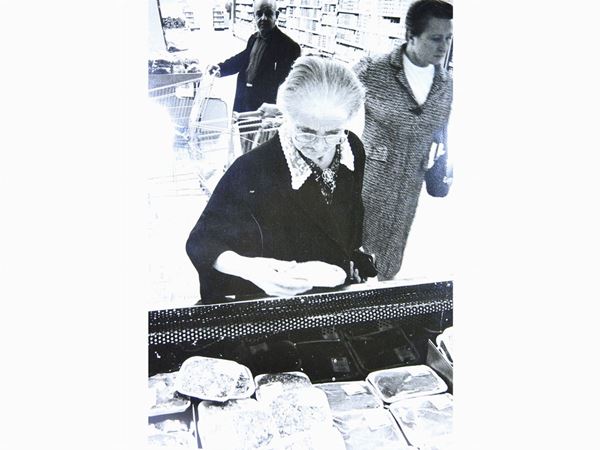 Cesare Colombo : Al supermercato 1970 circa  ((1935-2016))  - Auction A Trip into Photography: Ghirri, Berengo-Gardin, Giacomelli, Vasiliev, Salgado… - Maison Bibelot - Casa d'Aste Firenze - Milano